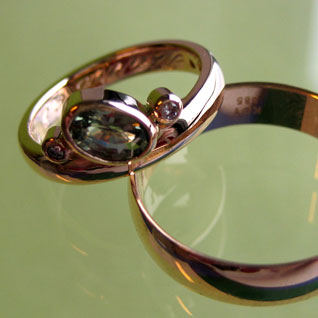 Keltakulta vihkisormus safiirilla